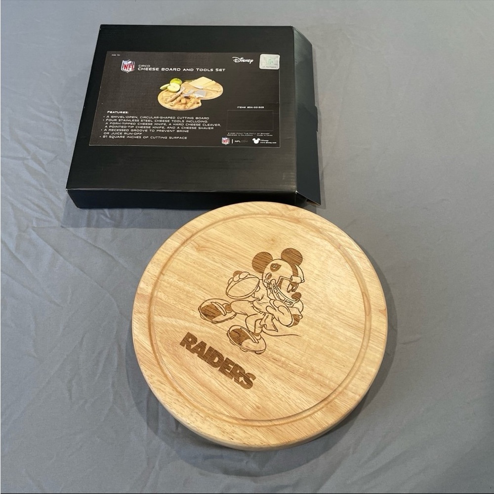 Circo new in box, Raiders, Disney, Mickey Mouse, cutting board and tools